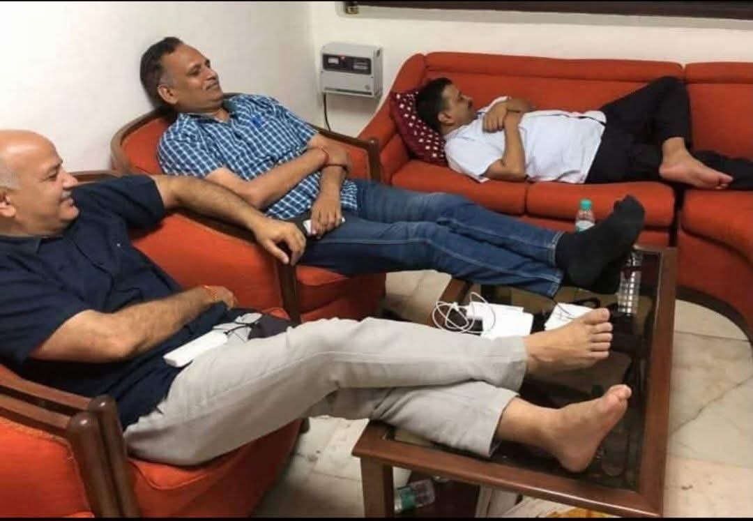 सच्ची मित्रता इसी को कहते है अगर एक तिहाड़ जेल गया हो तो पीछे पीछे दोनों भी चले जाते हैं
#FriendshipDay #mitra #मित्रता 
#सच्चादोस्त #TrueFriends #FriendshipDay2025 #chutiyadost