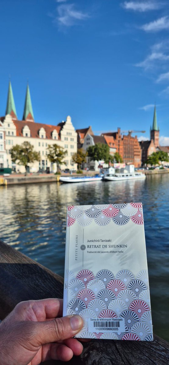 Biblioteca Pilarin Bayés de Vic (@bibliotecavicpb) on Twitter photo Des de Lübeck (Alemanya), l'Alia ens envia el llibre que l'ha acompanyada aquestes vacances: Retrat de Shunkin de J. Tanizaki de la col·lecció Petits plaers de <a href="/Viena_Edicions/">Viena Edicions</a>
<a href="/bibliotequesXBM/">BibliotequesXBM</a> <a href="/vic_cultura/">Vic Cultura</a> #magradallegir #quefemalesbiblios Des de Lübeck (Alemanya), l'Alia ens envia el llibre que l'ha acompanyada aquestes vacances: Retrat de Shunkin de J. Tanizaki de la col·lecció Petits plaers de <a href="/Viena_Edicions/">Viena Edicions</a>
<a href="/bibliotequesXBM/">BibliotequesXBM</a> <a href="/vic_cultura/">Vic Cultura</a> #magradallegir #quefemalesbiblios
