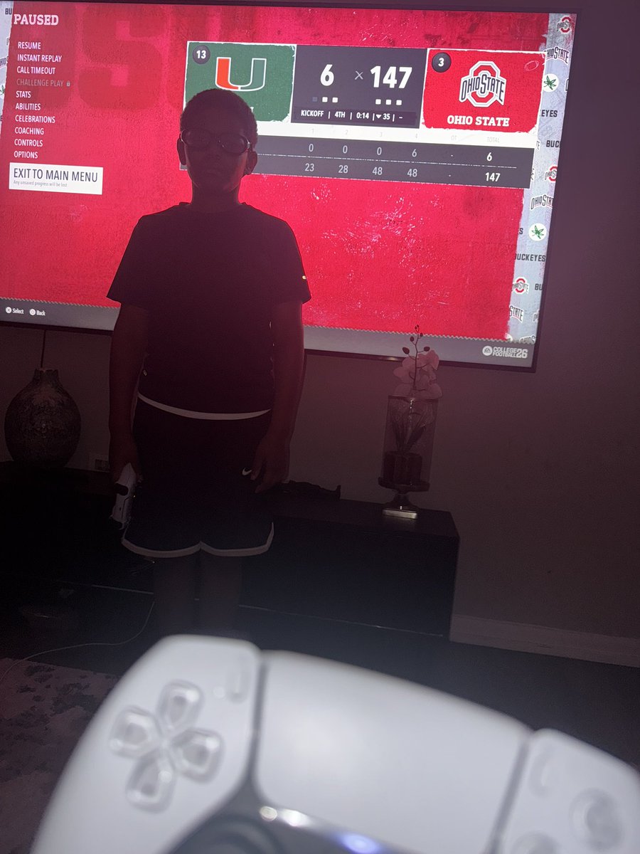 Truslatt's tweet photo. His ass begged me too play him for 3 days just to only score once 😂😂😂🤦 https://t.co/NZFxVqrKjm