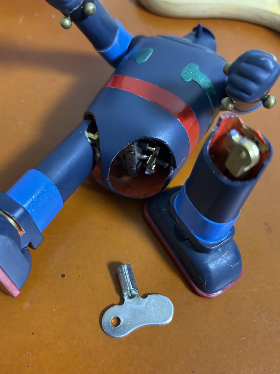 スプレー塗装を終え、念願のマスキング剥がし。
内側にもマスキングを施していた為大量のテープ屑。
そして左腿の断裂に至る。
#プラモデル好きと繋がりたい 
#プラモデルライフ
#鉄人28号
#クラウンモデル