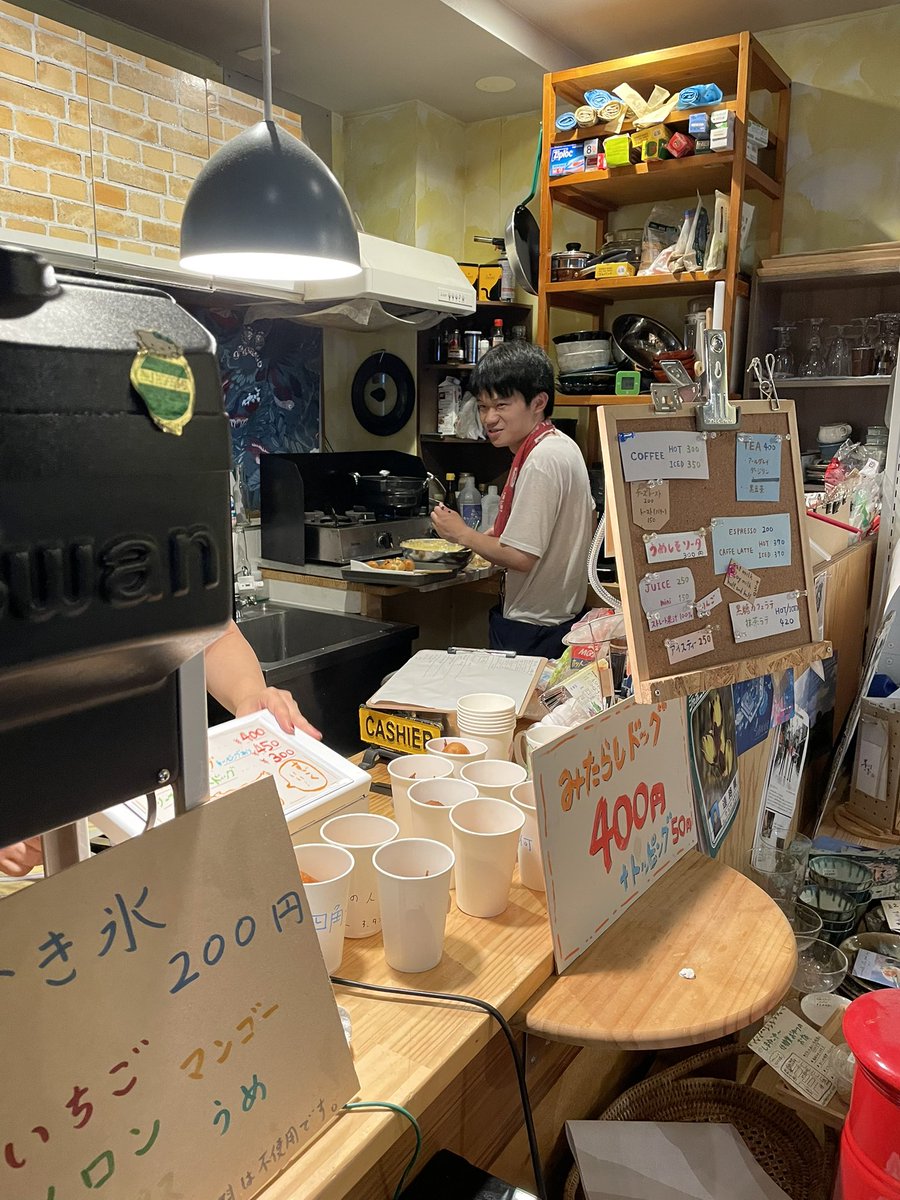 【#みたらしドッグ🐕】

本日おまつり２日目！
みたらしドッグはアイスクリームエディション🍨もあります！
ぜひよろしくお願いします。

🐕🍡🍨🐕🍡🍨

大将沼田の笑顔が光ります

#劇団しようよ
#せんがわおらほ祭