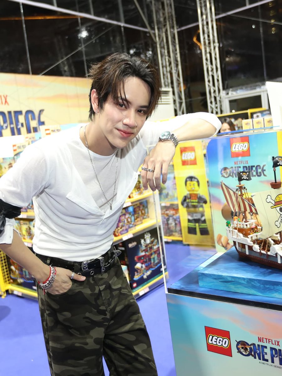 DancersRaine's tweet photo. Nanon just dropped a whole Lego-load of photos from his event 🧱✨
But THIS one… this one got me soft. 🥰😍
How can someone look this fine and wholesome at the same time?!
#NanonKorapat #LegoEvent #BiasKoTo #CutenessOverload #NanonVisuals #FangirlModeOn #nanon_korapat https://t.co/i2gvRCjEiN