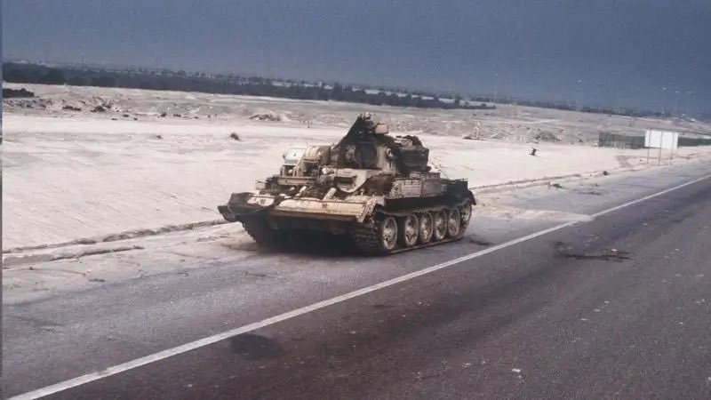 SMmiliitary's tweet photo. 1991|

اللواء الثامن السعودي اثناء عملية اختراق ووقف
هجوم لواء كامل من الجيش البعثي بعد محاولة
الهجوم على الخفجي مجدداً بقوه تقدر تقريباً
100 دبابه وناقلة جند مدرعه لفك الحصار عن
قواتهم المحاصره داخل المدينه. 🇸🇦 

ولكن وبعد اقترابها فتحت كتيبة الدبابات
السعودية من اللواء الثامن  نيرانها وتمكنت من
تدمير 12 آلية واستمرت المعركة  30 دقيقة حتى
تم افشال مخططهم للمره الثانيه..