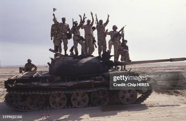 SMmiliitary's tweet photo. 1991|

اللواء الثامن السعودي اثناء عملية اختراق ووقف
هجوم لواء كامل من الجيش البعثي بعد محاولة
الهجوم على الخفجي مجدداً بقوه تقدر تقريباً
100 دبابه وناقلة جند مدرعه لفك الحصار عن
قواتهم المحاصره داخل المدينه. 🇸🇦 

ولكن وبعد اقترابها فتحت كتيبة الدبابات
السعودية من اللواء الثامن  نيرانها وتمكنت من
تدمير 12 آلية واستمرت المعركة  30 دقيقة حتى
تم افشال مخططهم للمره الثانيه..