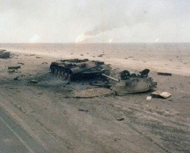 SMmiliitary's tweet photo. 1991|

اللواء الثامن السعودي اثناء عملية اختراق ووقف
هجوم لواء كامل من الجيش البعثي بعد محاولة
الهجوم على الخفجي مجدداً بقوه تقدر تقريباً
100 دبابه وناقلة جند مدرعه لفك الحصار عن
قواتهم المحاصره داخل المدينه. 🇸🇦 

ولكن وبعد اقترابها فتحت كتيبة الدبابات
السعودية من اللواء الثامن  نيرانها وتمكنت من
تدمير 12 آلية واستمرت المعركة  30 دقيقة حتى
تم افشال مخططهم للمره الثانيه..