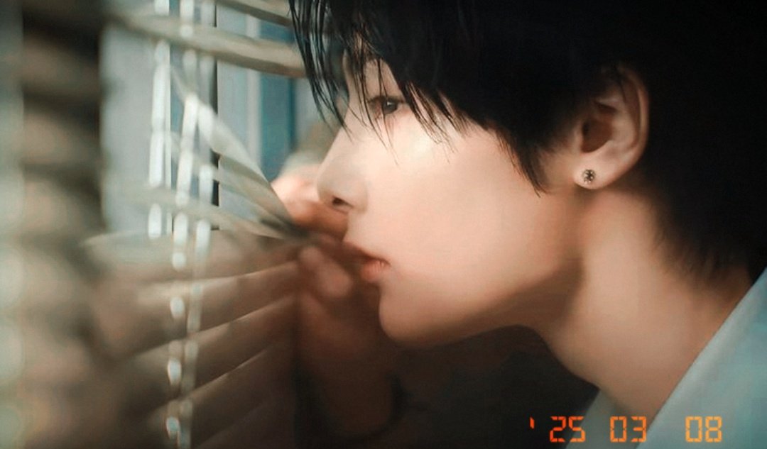 penedejeongin's tweet photo. AU #HYUNIN !! ⭐

Soñaba con lo que nunca recibió y aún así...
El corazón insiste en guardar espacio para alguien que ya no volverá.
O eso cree Jēong¡n. https://t.co/C3LNM4NAKi