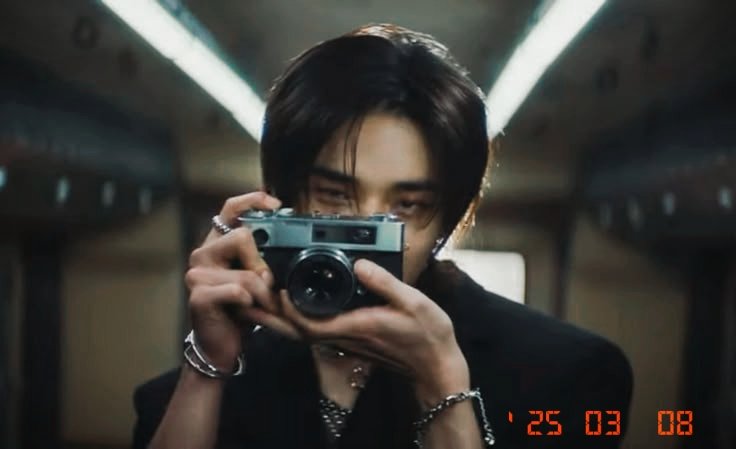 penedejeongin's tweet photo. AU #HYUNIN !! ⭐

Soñaba con lo que nunca recibió y aún así...
El corazón insiste en guardar espacio para alguien que ya no volverá.
O eso cree Jēong¡n. https://t.co/C3LNM4NAKi