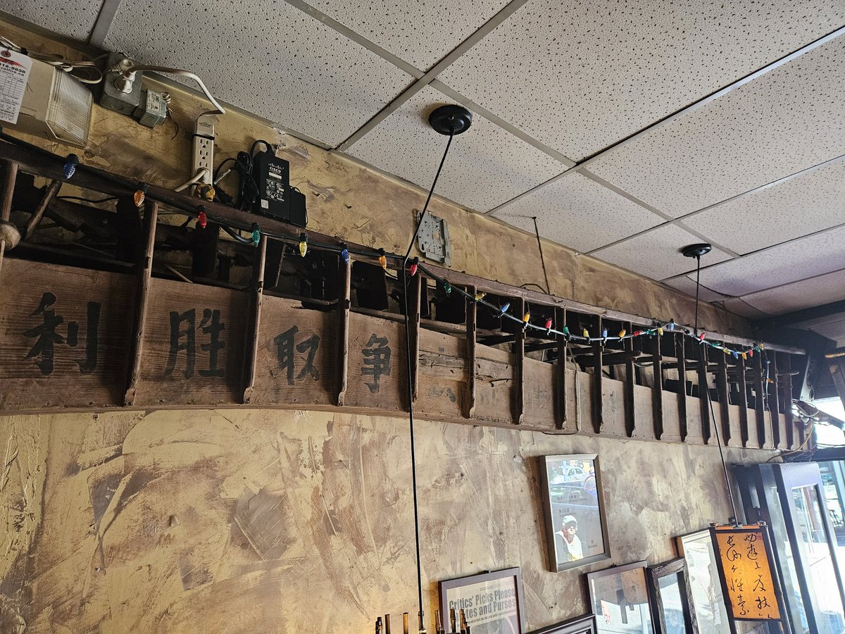 TSmith1867's tweet image. Was at a restaurant in Vancouver...
Look at this.. like, really look at it...
Its a paddle conveyor, im guessing for rice, made 100% from WOOD. .🤯
The paddles the chain everything. 
Amazing craftsmanship. 
#agtwitter