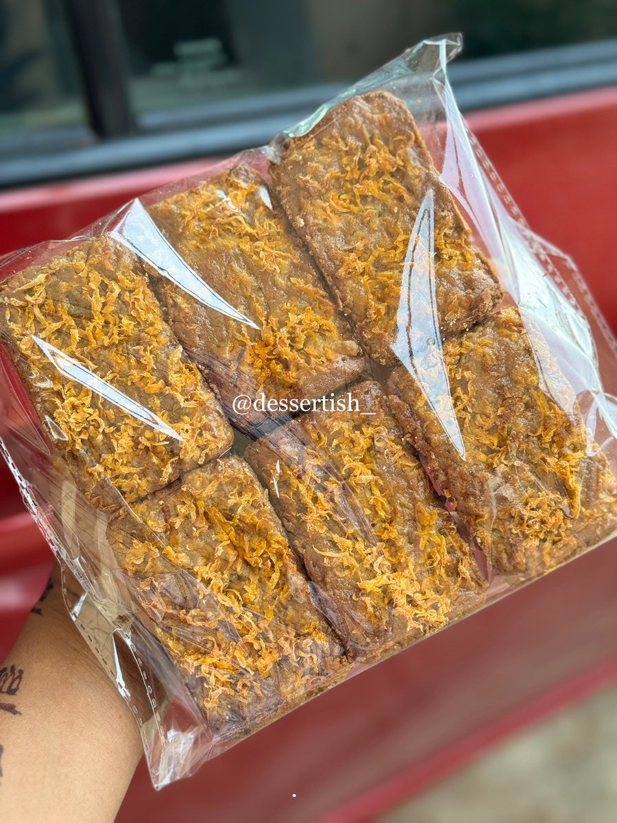 Khayyrahhhh's tweet photo. Day 2 of showing up for my dessert brand, and today’s spotlight is this pack of carrot cake goodness

Moist, spiced, and generously enriched, perfect for sharing (or keeping all to yourself👀)

So tell me…who are you sharing this with?🌚

Check out my TikTok/IG page @dessertish_ https://t.co/BfUOfjcXtu