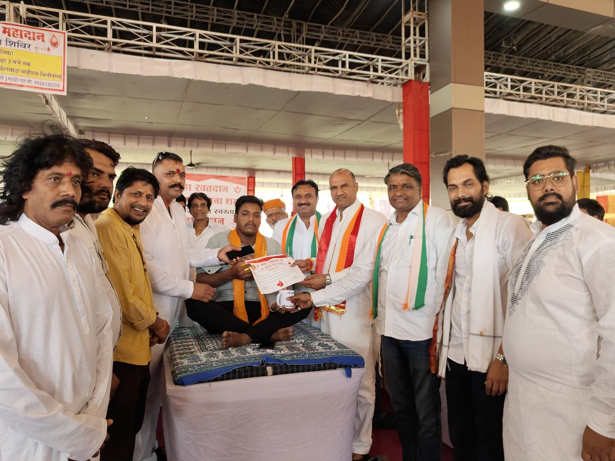 cpjoshiBJP's tweet photo. 📍 चित्तौड़गढ़

🩸 "रक्तदान – महादान"

"जीवन को एक नया दान"

आज स्व. श्रीमती चेतना शर्मा जी की चतुर्थ पुण्यतिथि पर उनके भाई श्री पवन शर्मा जी एवं सभी युवा साथियों संग मिलकर पुष्पांजलि अर्पित की एवं रक्तदान शिविर में भाग लिया।

सभी रक्तदाताओं का आभार और साधुवाद।
आपका एक बूंद रक्त, किसी की आख़िरी उम्मीद हो सकता है।

इस दौरान जयपुर सांसद श्रीमती मंजू शर्मा जी, श्री सुशील शर्मा जी, श्री रघु शर्मा जी, श्री कमलेश पुरोहित जी, श्री हर्षवर्धन सिंह रुद जी, श्री गौरव त्यागी जी सहित रक्तदाता उपस्थित रहे।

#Chittorgarh