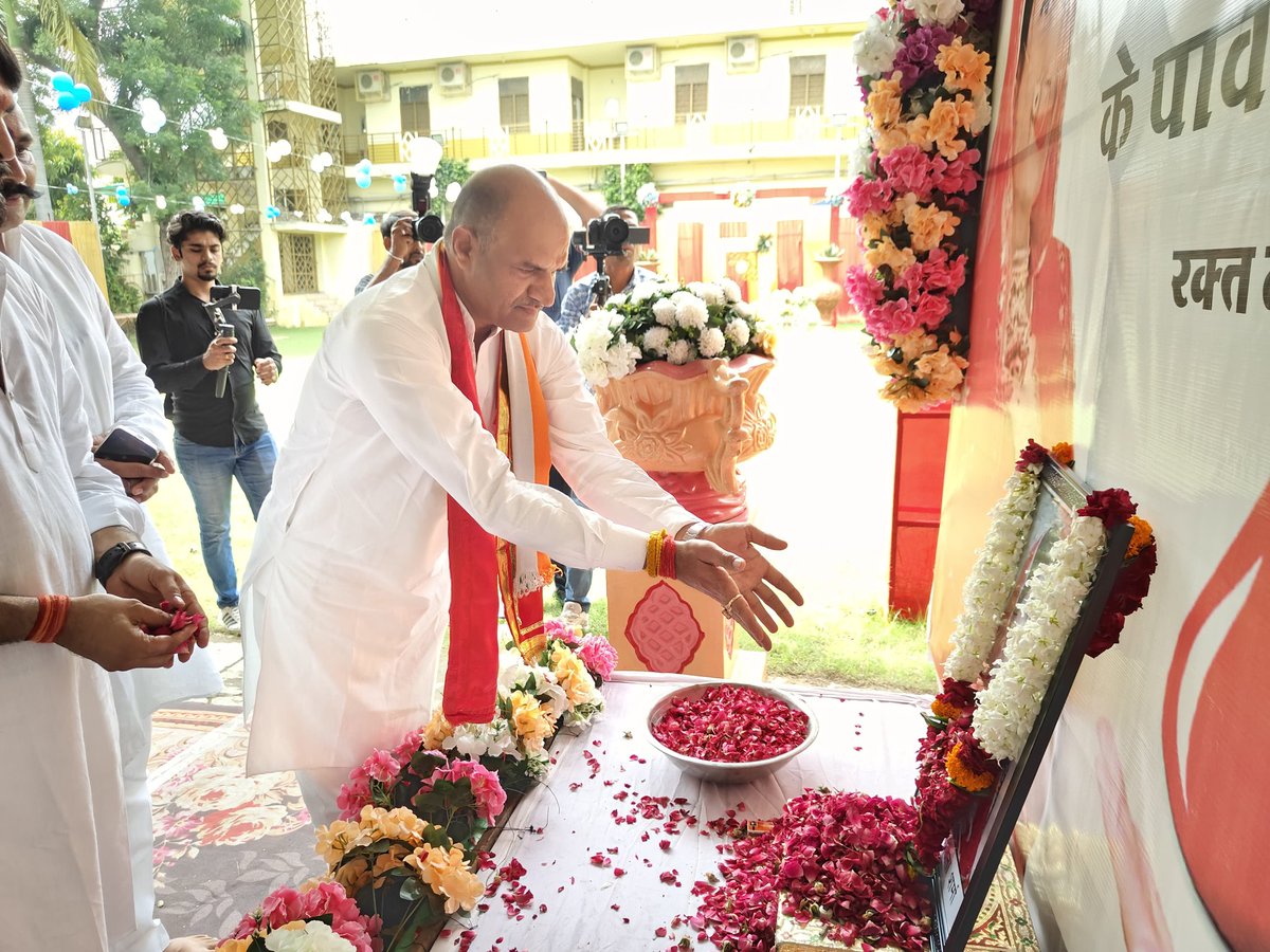 cpjoshiBJP's tweet photo. 📍 चित्तौड़गढ़

🩸 "रक्तदान – महादान"

"जीवन को एक नया दान"

आज स्व. श्रीमती चेतना शर्मा जी की चतुर्थ पुण्यतिथि पर उनके भाई श्री पवन शर्मा जी एवं सभी युवा साथियों संग मिलकर पुष्पांजलि अर्पित की एवं रक्तदान शिविर में भाग लिया।

सभी रक्तदाताओं का आभार और साधुवाद।
आपका एक बूंद रक्त, किसी की आख़िरी उम्मीद हो सकता है।

इस दौरान जयपुर सांसद श्रीमती मंजू शर्मा जी, श्री सुशील शर्मा जी, श्री रघु शर्मा जी, श्री कमलेश पुरोहित जी, श्री हर्षवर्धन सिंह रुद जी, श्री गौरव त्यागी जी सहित रक्तदाता उपस्थित रहे।

#Chittorgarh