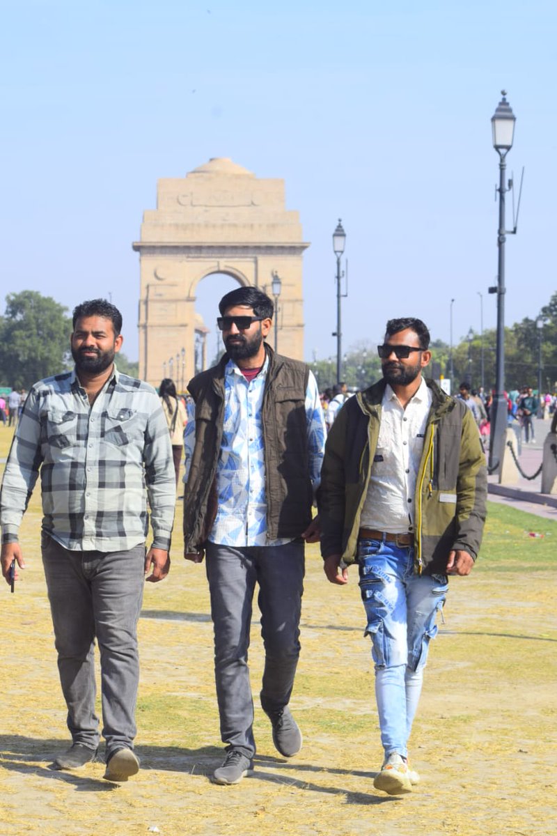 बात करो रुठे यारो से,सन्नाटे से डर जाते है
प्यार अकेला जी सकता है, दोस्त अकेले मर जाते हैं🫂💯

#FriendshipDay🌻
