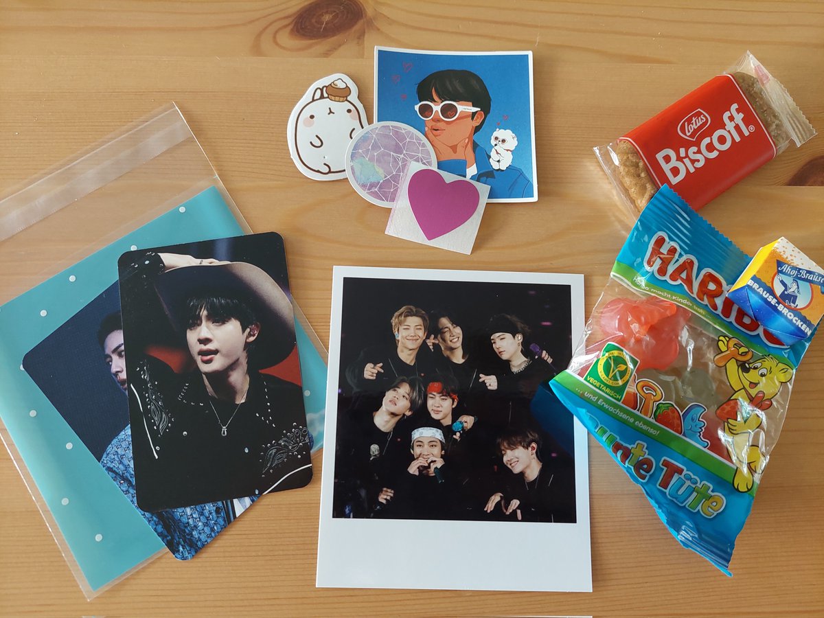 joons_stardust's tweet photo. will be in amsterdam for #RUNSEOKJIN_epTOUR next week and I prepared 100 goodie bags (50 each day) 💜
if anyone wants to come meet me or trade, I'll be there both days :>
all the snacks are vegan too 🌱 https://t.co/f7fqgHg04y