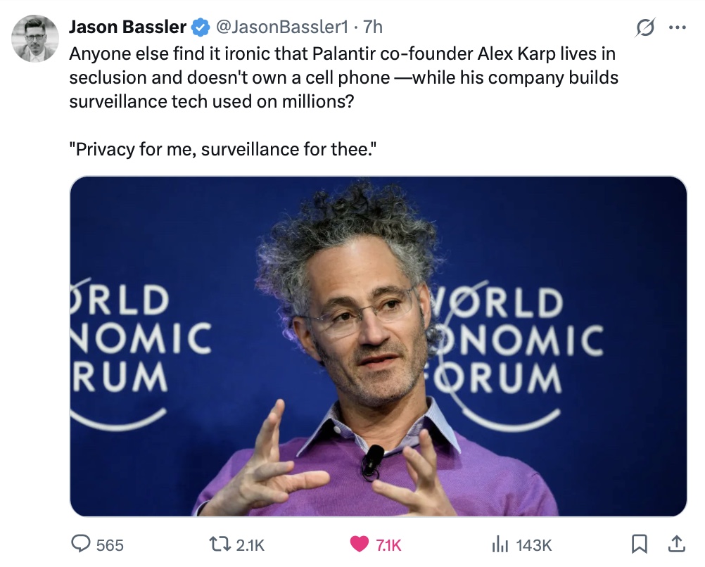 Es wird häufig als ironisch empfunden, dass Palantir-Mitgründer und CEO Alex Karp bewusst einen zurückgezogenen, privaten Lebensstil pflegt und dafür bekannt ist, auf vieles zu verzichten, was sein Unternehmen technisch möglich macht – während Palantir zu den führenden