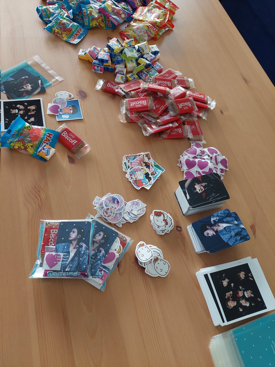 joons_stardust's tweet photo. will be in amsterdam for #RUNSEOKJIN_epTOUR next week and I prepared 100 goodie bags (50 each day) 💜
if anyone wants to come meet me or trade, I'll be there both days :>
all the snacks are vegan too 🌱 https://t.co/f7fqgHg04y