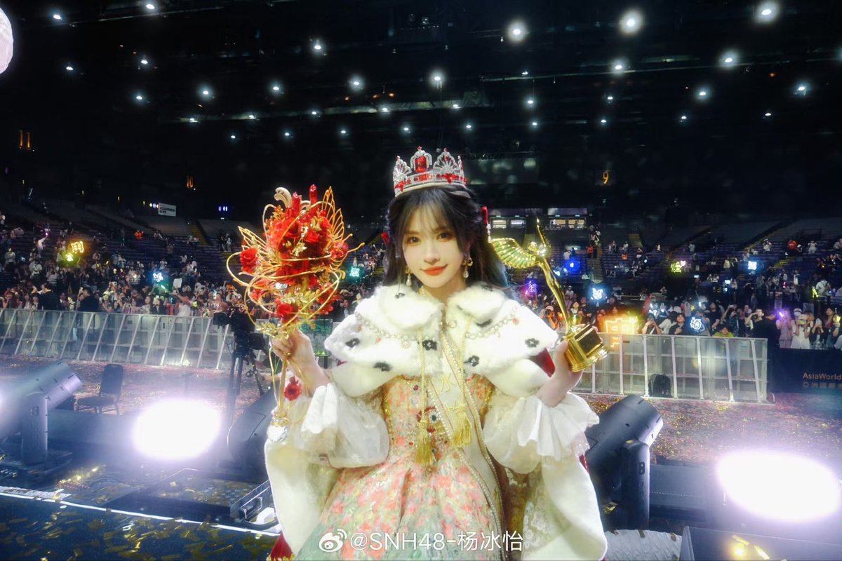 ultyby's tweet photo. 250802, yby's weibo update 🤍
"HAKUNAMATATA 💛
'my goal this year is to be number one in the snh48 group.' 
we did it!☝️" 
#yangbingyi https://t.co/9DThcx00xr