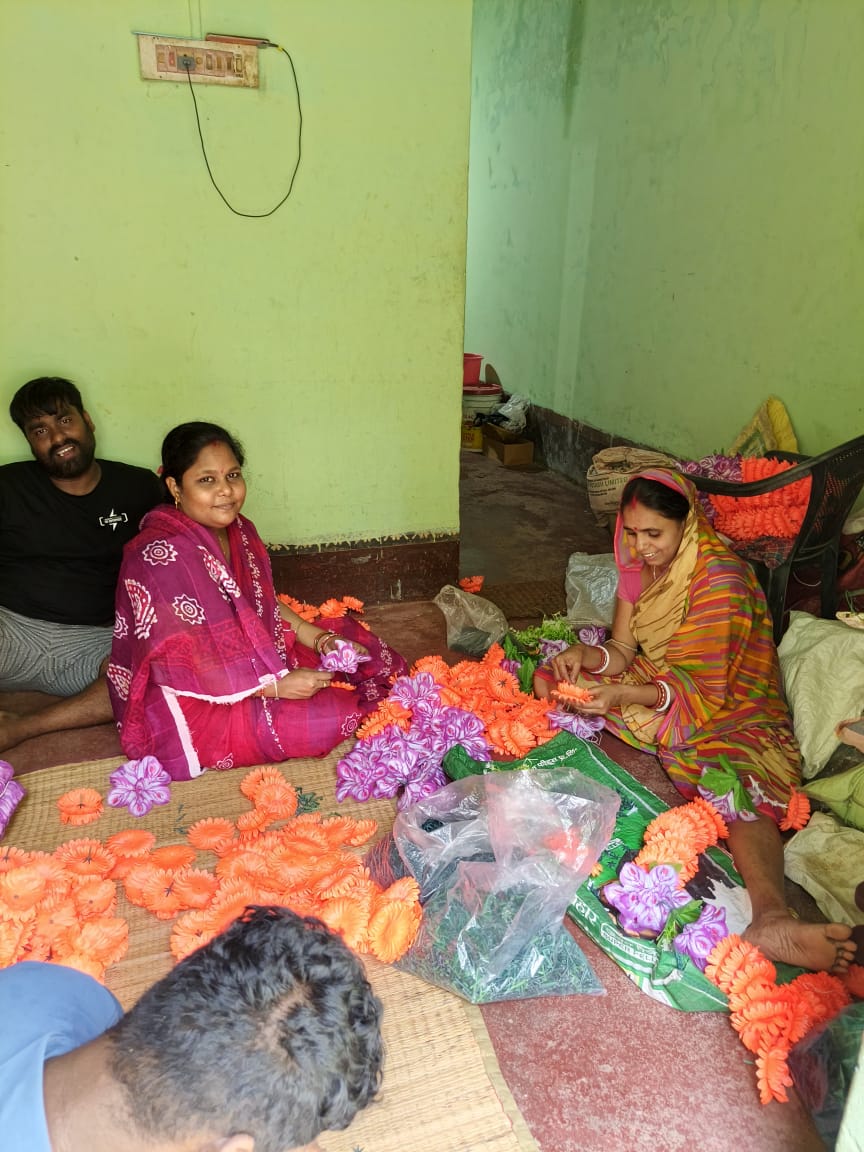 ୟାଙ୍କ ଘରେ କେହି ବସିବେନି। ରୋଷେଇ ସାରି ସଭିଏଁ ରୋଜଗାର ପାଇଁ ଛୋଟମୋଟ କାମ ଧରିଛନ୍ତି। ଫୁଲମାଳ ଗୁନ୍ଥିବା, ଝାଲେରି କାଟିବା। କିଛି ନହେଲେ ବର୍ଷକୁ ୨୦-୩୦ ହଜାର ରୋଜଗାର କରୁଛନ୍ତି ମହିଳା।ୟାଙ୍କ ସାହି ସାରା ସବୁ ସ୍ତ୍ରୀଲୋକ ଏହିଭଳି କାର୍ଯ୍ୟକରି ପଇସା ରୋଜଗାର କରୁଛନ୍ତି ଘରକାମ ସହ।ଚାହିଁଲେ ସବୁ ସମ୍ଭବ। କର୍ମ ଖୋଡ଼ିଆ ଦୁଃଖ ପାଆନ୍ତି।