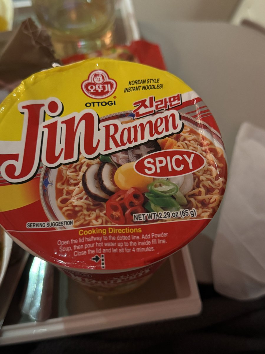 일행은 아시아나 타서 비빔밥먹는데 난 비프 치킨 이런거만 나오고 .. 하…..
억울해사 라면 시킴