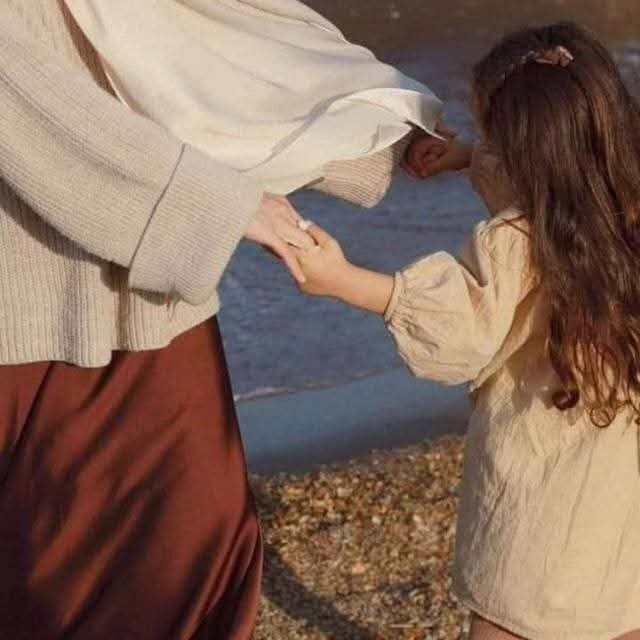 مجھے دنیا کی ٹھوکروں سے
میری ماں کی دعاؤں نے بچا رکھا ہے🥹❤️🫶🏻