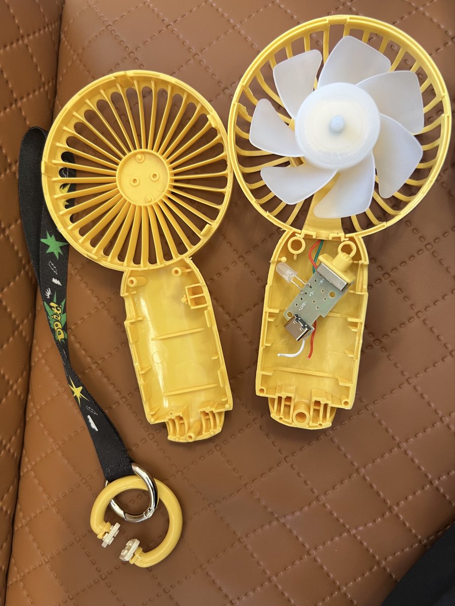 RINARINA040112's tweet photo. 日本からは機内持ち込みでならと言われ機内持ち込みで持ってきたハンディファン！
台湾からは機内持ち込み不可とのことでリチューム電池を取り出す条件で外側だけ持ち帰りに😭
調べてなかった私が悪いとは分かっていても悲しすぎる😭
機能しない〝なんちゃってハンディファン“になってしまった😨 https://t.co/EBOiaw6ui6