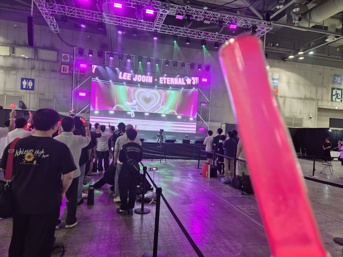 gdevil24's tweet image. 원더페스에 브이럽이 온다길래
행사도 즐기고 멤버분들도 볼 겸
오랜만에 행사 참여했어요!
역시나의 멤버분들의 텐션 덕분에
현장에선 환호와 웃음이 가득했답니다!
덕분에 일요일 잘 즐기고 가요~
브이럽 파이팅!!
#Jooin_on #NoiNoi #ON_Limi #Raz_on