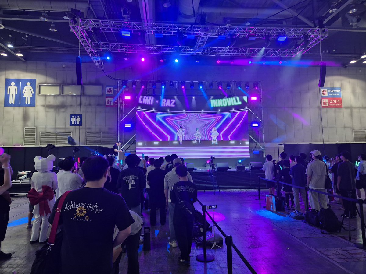 gdevil24's tweet image. 원더페스에 브이럽이 온다길래
행사도 즐기고 멤버분들도 볼 겸
오랜만에 행사 참여했어요!
역시나의 멤버분들의 텐션 덕분에
현장에선 환호와 웃음이 가득했답니다!
덕분에 일요일 잘 즐기고 가요~
브이럽 파이팅!!
#Jooin_on #NoiNoi #ON_Limi #Raz_on