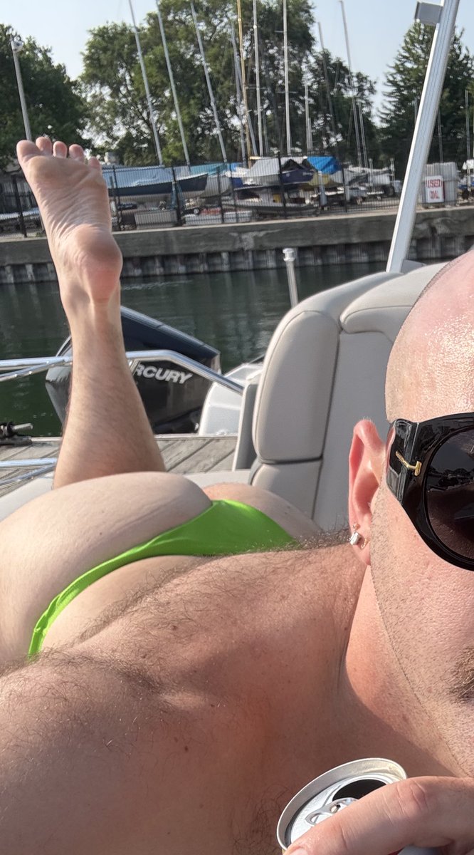 JayHowlettXXX's tweet photo. Love gay guy boat day, an important Chicago staple. https://t.co/AI86kP1Q9g