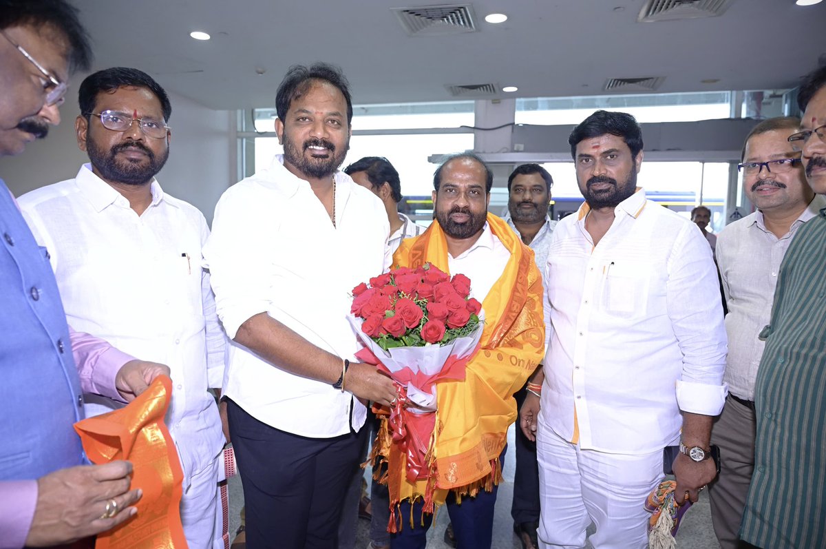 KolaAnandh's tweet photo. *🔸 తిరుపతి పర్యటనకు విచ్చేసిన అంధ్రప్రదేశ రాష్ట్ర ఆరోగ్యం , కుటుంబ సంక్షేమం &amp; వైద్య విద్య శాఖ మంత్రివర్యులు గౌ"శ్రీ సత్య కుమార్ యాదవ్  గారికి !!* 
        
*🛫తిరుపతి అంతర్జాతీయ విమానాశ్రాయం నందు ఆత్మీయ స్వాగతం తెలియజేయడం జరిగింది...*

             - #KolaAnand 

#HeartyWelcome https://t.co/mC1pugCKra