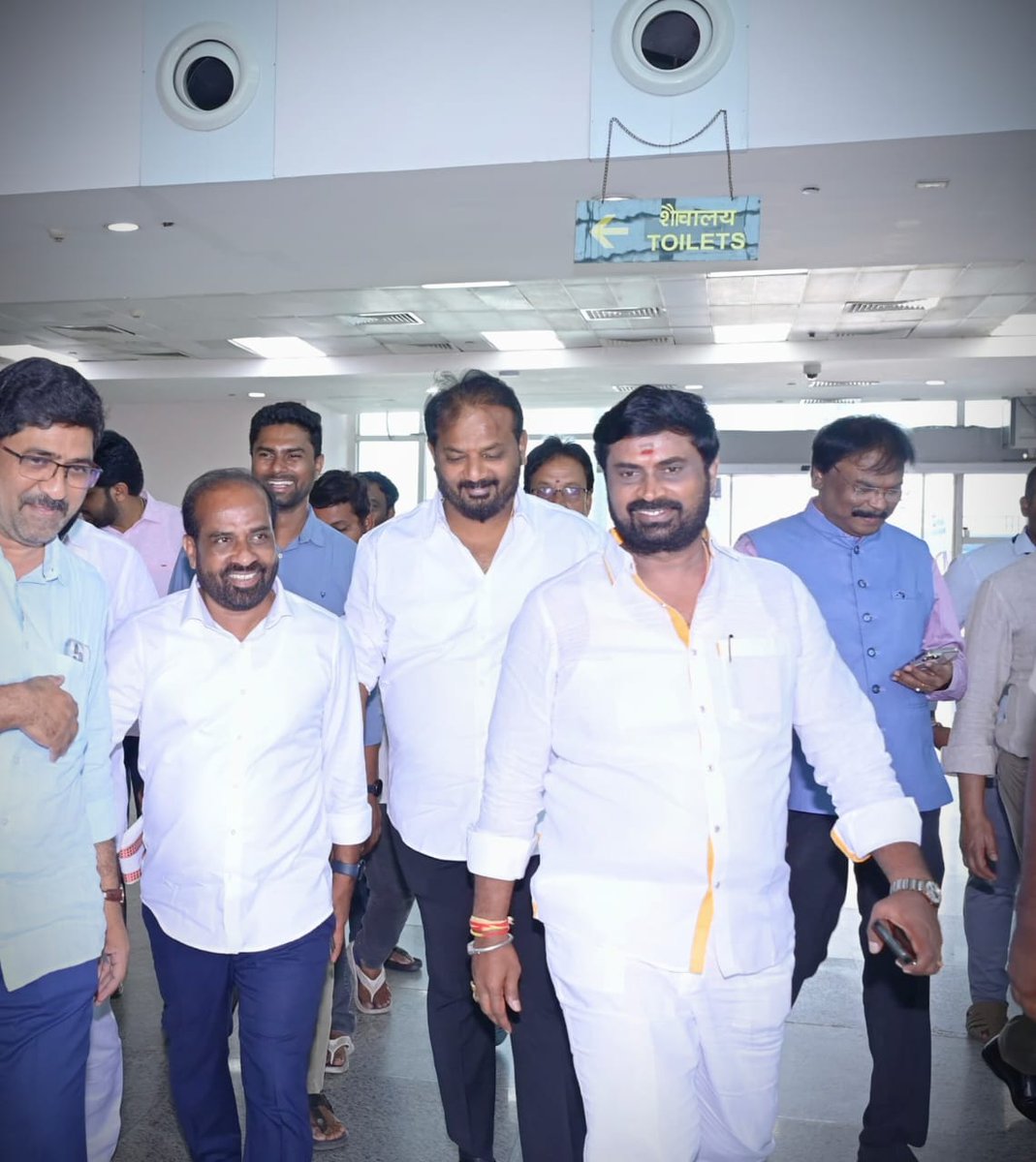KolaAnandh's tweet photo. *🔸 తిరుపతి పర్యటనకు విచ్చేసిన అంధ్రప్రదేశ రాష్ట్ర ఆరోగ్యం , కుటుంబ సంక్షేమం &amp; వైద్య విద్య శాఖ మంత్రివర్యులు గౌ"శ్రీ సత్య కుమార్ యాదవ్  గారికి !!* 
        
*🛫తిరుపతి అంతర్జాతీయ విమానాశ్రాయం నందు ఆత్మీయ స్వాగతం తెలియజేయడం జరిగింది...*

             - #KolaAnand 

#HeartyWelcome https://t.co/mC1pugCKra