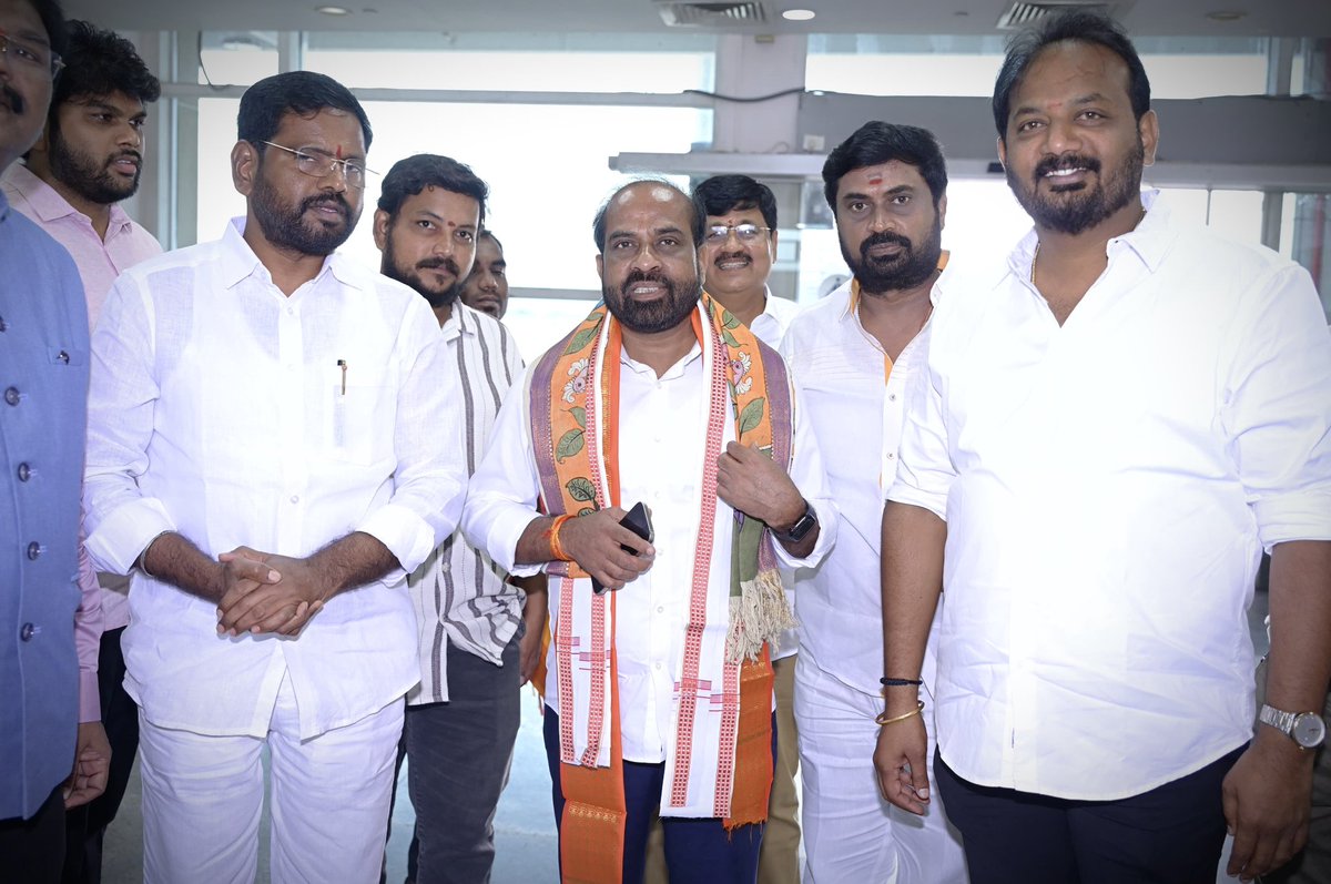 KolaAnandh's tweet photo. *🔸 తిరుపతి పర్యటనకు విచ్చేసిన అంధ్రప్రదేశ రాష్ట్ర ఆరోగ్యం , కుటుంబ సంక్షేమం &amp; వైద్య విద్య శాఖ మంత్రివర్యులు గౌ"శ్రీ సత్య కుమార్ యాదవ్  గారికి !!* 
        
*🛫తిరుపతి అంతర్జాతీయ విమానాశ్రాయం నందు ఆత్మీయ స్వాగతం తెలియజేయడం జరిగింది...*

             - #KolaAnand 

#HeartyWelcome https://t.co/mC1pugCKra