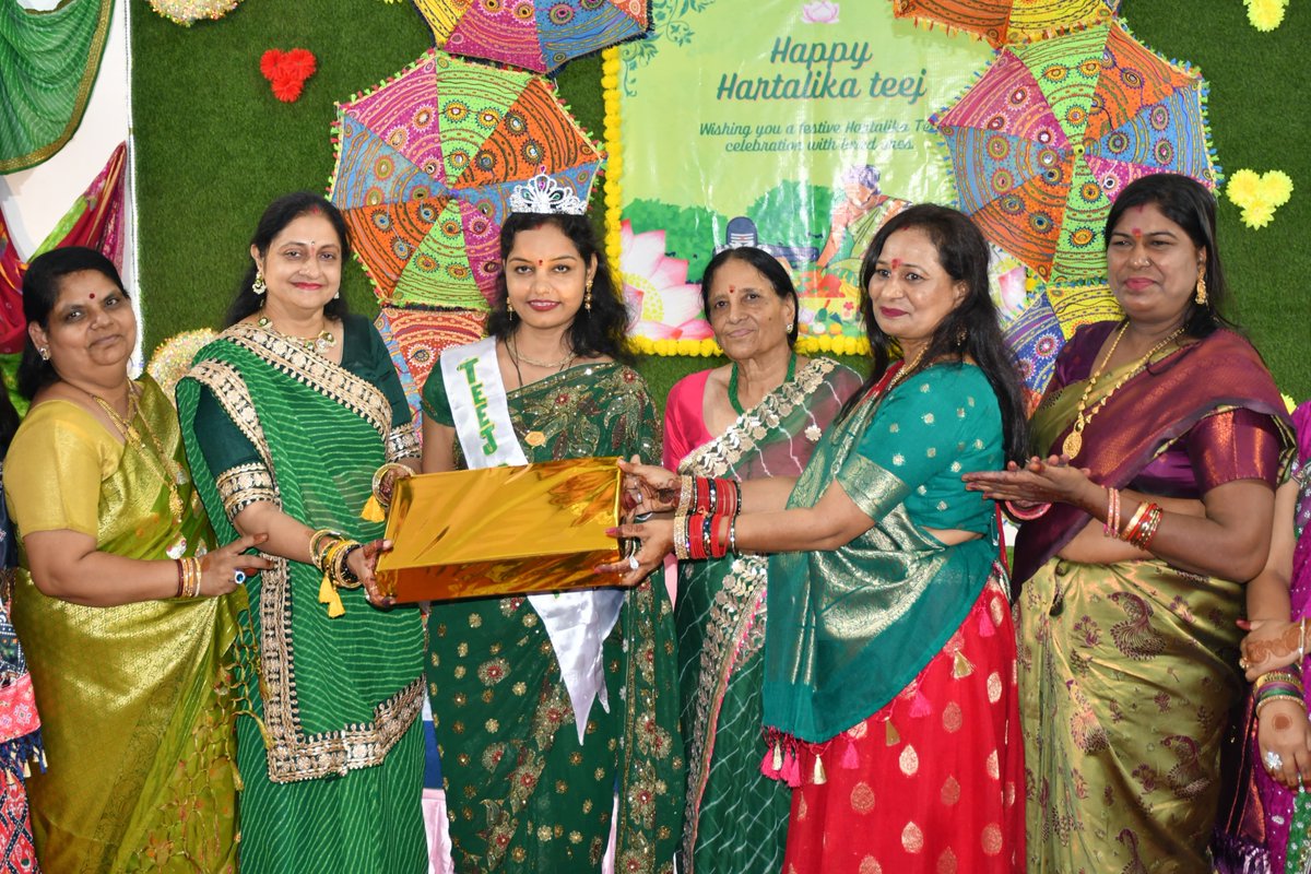 gccrpfnagpur's tweet photo. Members of FWC ,today on 2 Aug on the occasion of "HARIYALI TEEJ" RCWA GC Nagpur conducted various Games & Entertainment programs for the ladies of CWWA at FWC GC Nagpur.
The laies of GC participated & enjoy in this event.
REGARDS,
#CRPFINDIA #WSCRPF #SOUTHZONE_HYD https://t.co/Wy00zHdwpX