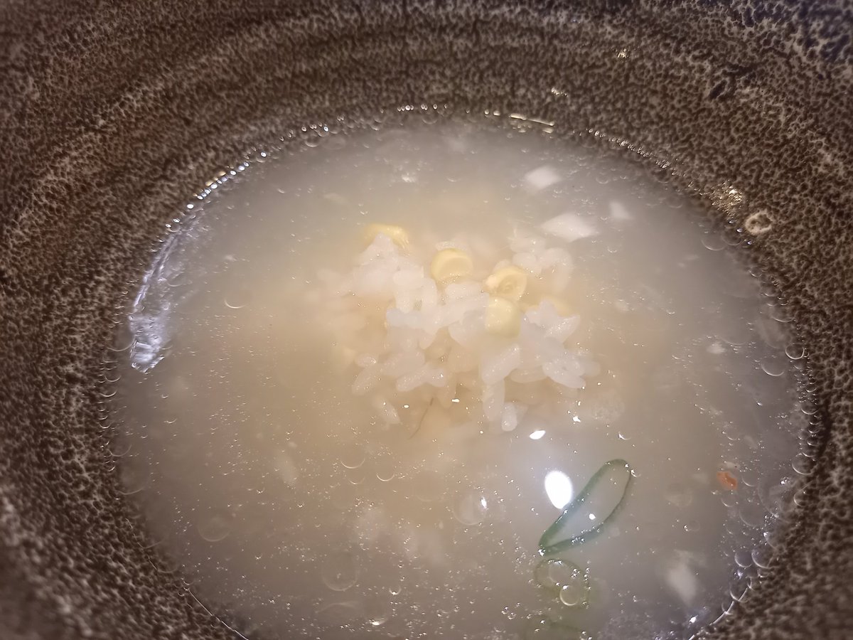 キクヤ青梅本店さん🙌冷た〜い鮮魚まみれ潮SOBAー檸檬おろしシャーベット添えーホワイトコーンの炊き込みごはん付💡シジミアサリで貝出し&amp;金目鯛タコイカなどでまみれてる👏平麺も良い感じ🌠ごはんおいしっ😋🍴💕ラスト残ったごはん投入して〆飲んで完食☺ごちそうさまです🙏