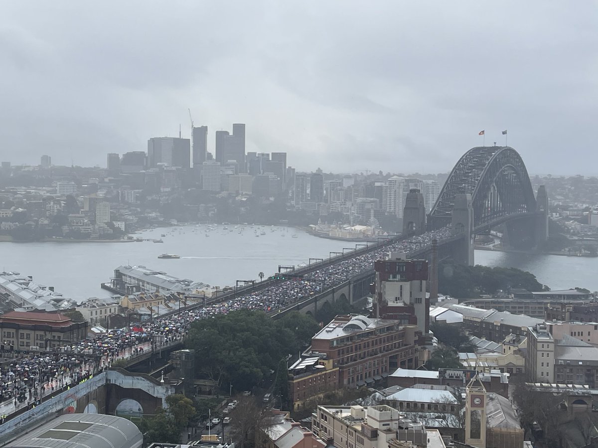AlanRMacLeod's tweet image. Incredible scenes right now in Sydney 🇦🇺, as hundreds of thousands people brave the terrible weather to call for an end to the genocide in Gaza 🇵🇸.

They've shut down Sydney Harbour Bridge!