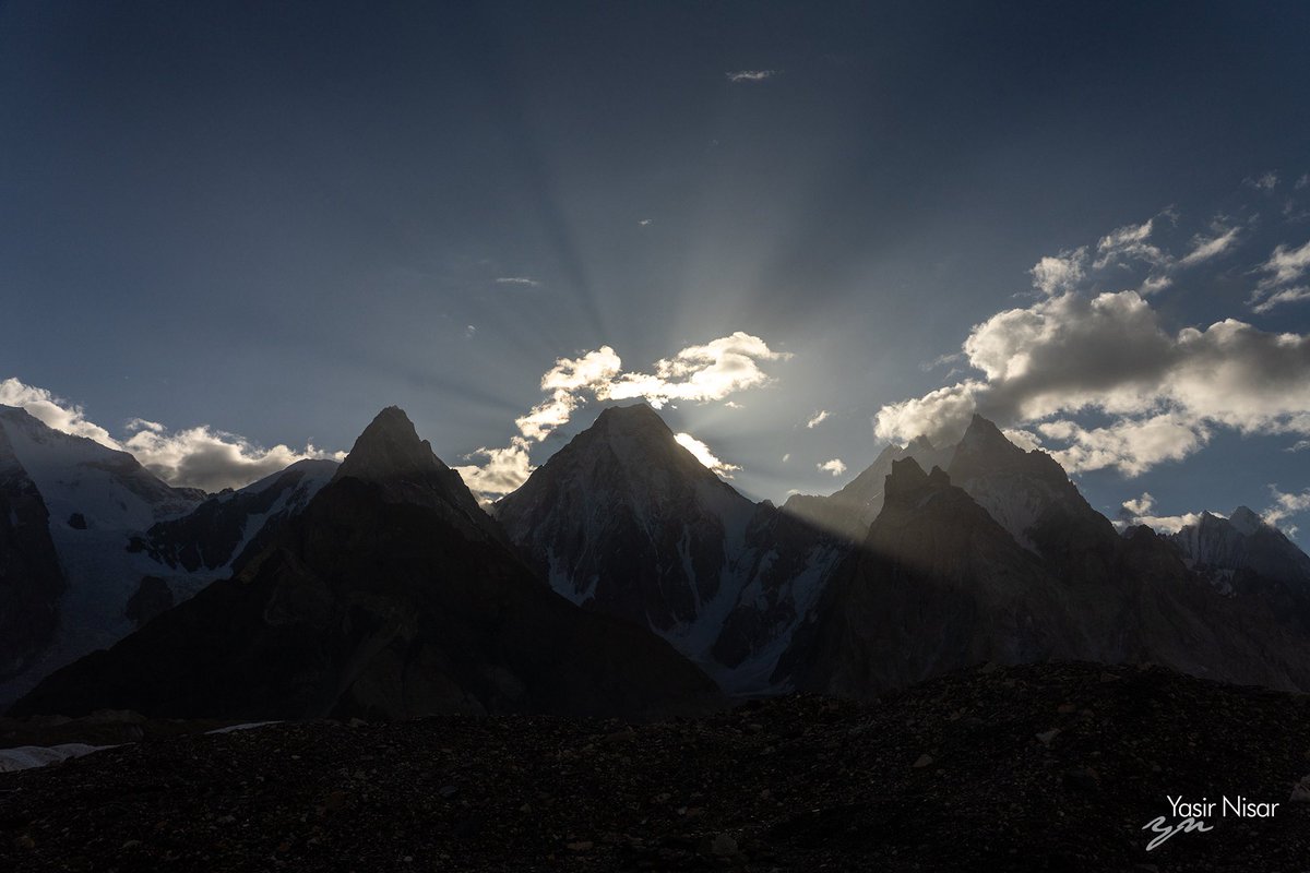 yasirnisar's tweet photo. From the abode of mountain Gods, the mighty K2 and towering peaks of Karakorams. 

Some places challenge your courage while others your curiosity, K2 did both!! 

#Gilgitbaltistan #ExplorePakistan #Pakistan https://t.co/JIyxopBMra
