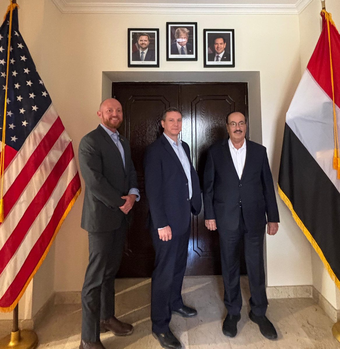 التقى القائم بأعمال نائب السفير الأمريكي لدى اليمن، ديفيد شوت، برئيس مصلحة الهجرة والجوازات والجنسية، اللواء محمد الرملي، لمناقشة أمن الحدود وتعزيز التعاون بين الولايات المتحدة واليمن. وقد جدد الجانبان التأكيد على التزامهما المشترك بتعزيز الأمن ومكافحة الإرهاب. #USAwithYemen