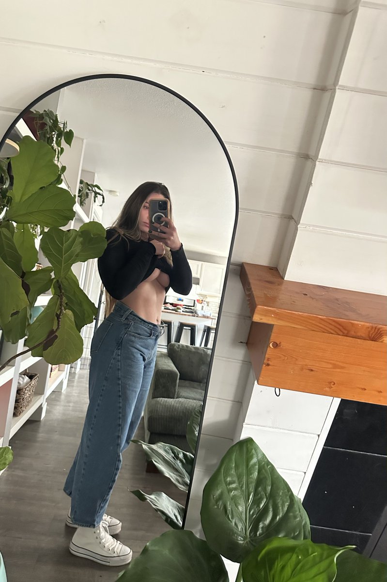 not wearing much… just confidence 💅💗