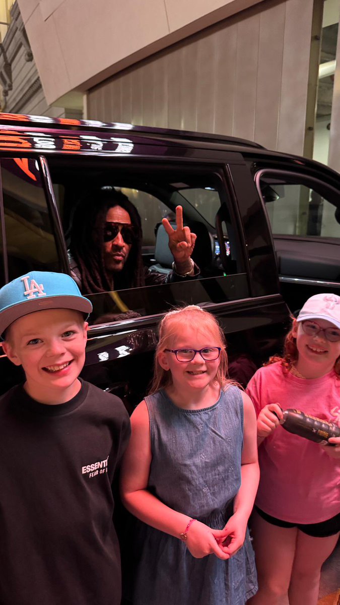 MarisaAMetcalf's tweet photo. @LennyKravitz thanks for making our night in Vegas! We travelled from Scotland and Arizona and you stopped to say hi to our kids! Huge thanks ❤️🌟 https://t.co/5TtDiWaghu