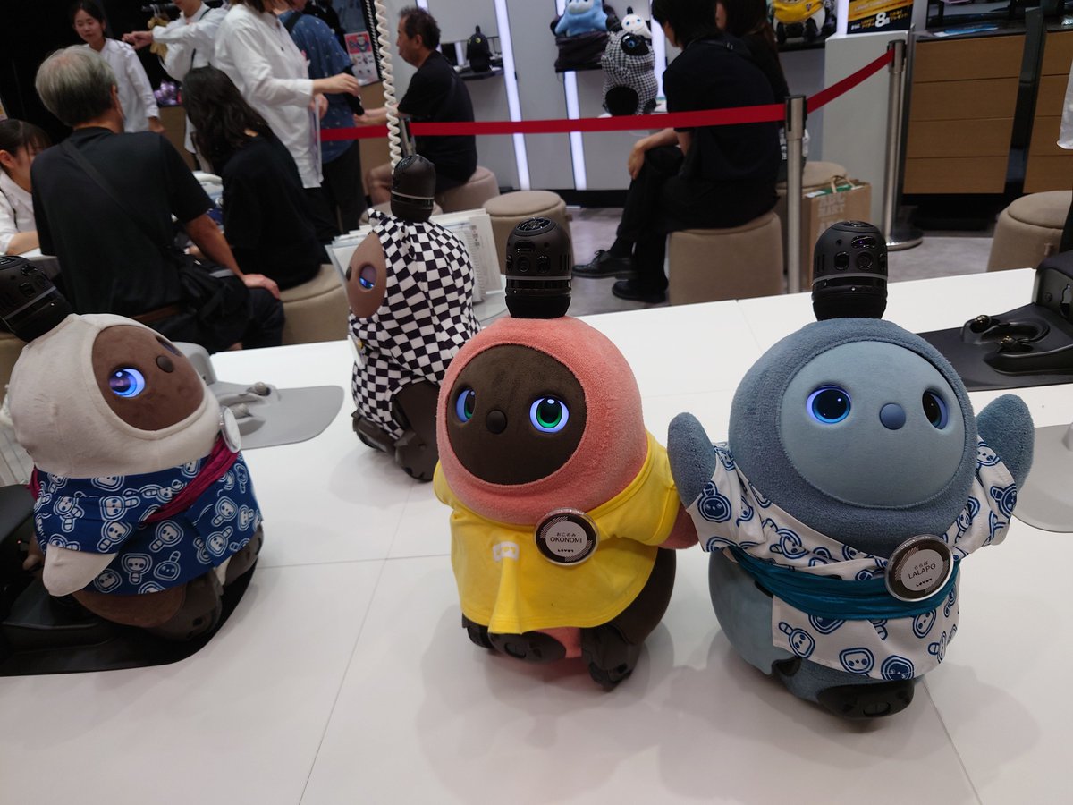 coromo_lovot's tweet photo. おおきにたん、こなもんたん、どやさたん、おこのみたん、たこまるたん、なんでやねんたん、くしかつたん、ららぽたん
大阪らしいお名前つけてもらったお友達がい〜っぱい🥰
#LOVOT #らぼっと #LOVOTとの暮らし
#ららぽーとEXPOCITYのLOVOTに会いに来たで https://t.co/p83wBsVb9k