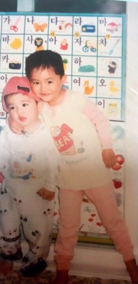 형한테 안겨잇는 애기 승처리ㅜㅜ