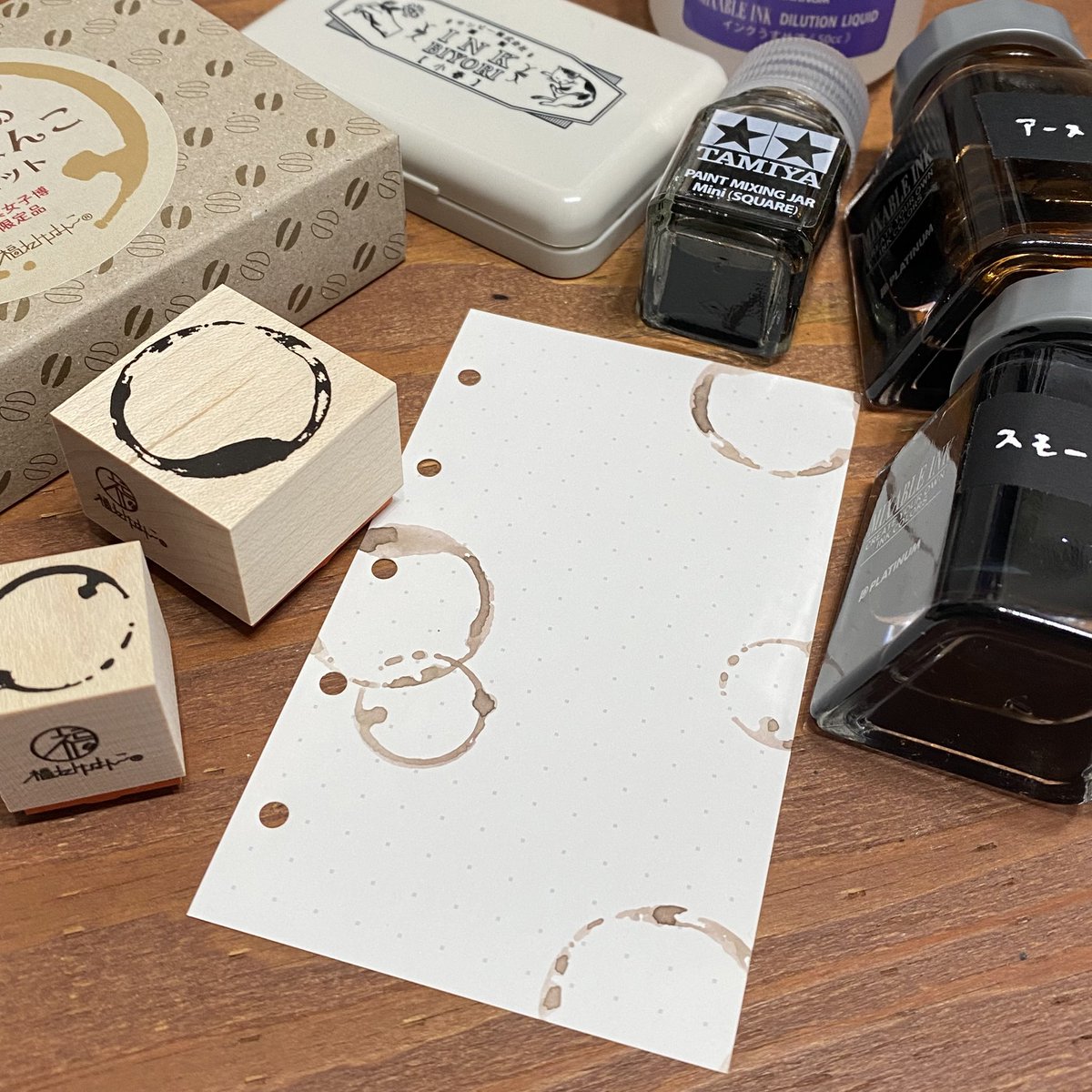 BookmarksSakura's tweet image. 昨日、公開動画の 『コーヒーの輪じみはんこセット』
万年筆インクで押すと、コーヒーの液体感がより一層出ていい感じに🤤💕
これだと、上から万年筆での記入も自然に出来るので、福わけさんのはんこ一式、暫くINK BIYORI で楽しむことになりそうです☕️🎵
#はんこ沼 #インク沼 #福わけはんこ #手帳デコ