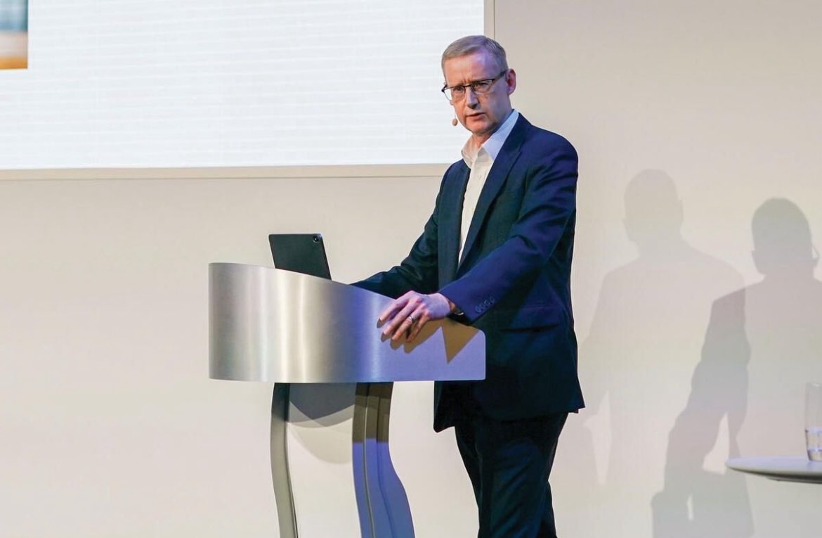 Georg_Pazderski's tweet image. JAGUAR ❗️

So ruinierte WOKE eine der kultigsten Luxusmarken der Welt.

Nach einer viralen WOKE-Werbung ohne Autos, ohne Männer, ohne Ahnung und einem Umsatzrückgang im April 2025 von 97,5% tritt der CEO zurück.

Im April 2025 verkaufte man nur noch 49 Autos (April 2024: 1.961).