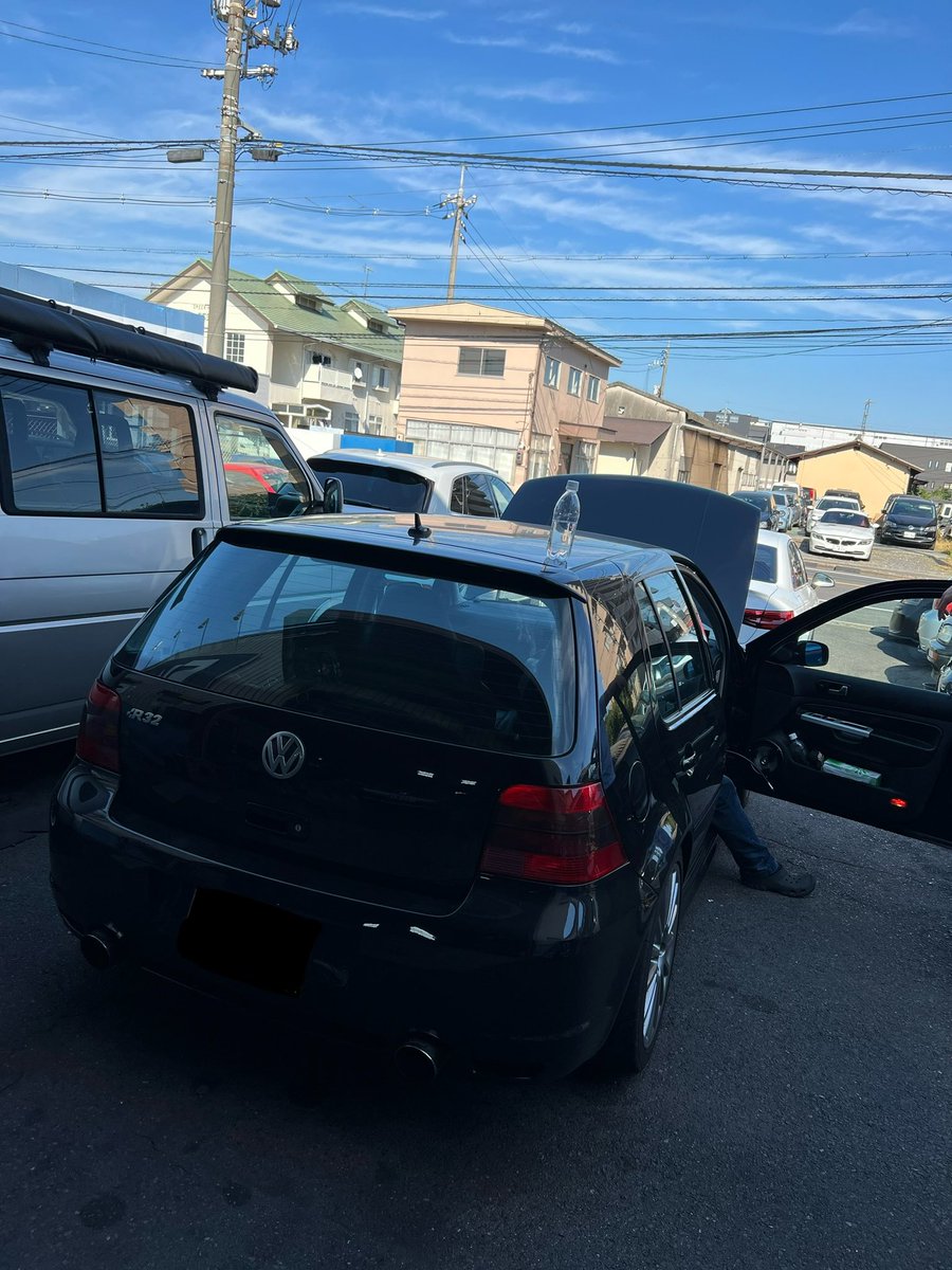 EUROStageTsune's tweet photo. 若きゴルフ4R32オーナーがエアコンガスの補充でご来店です👍
今日も可愛いTシャツを着ていたのでパシャリ‼︎
R32はやっぱり最高にいい音です👌
#EUROStage #VW #Audi #Golf4 #R32 #岡山県 #倉敷市 https://t.co/4NhPcR6L8P