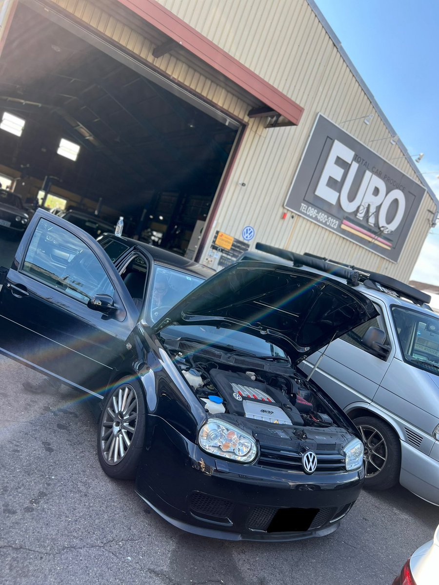 EUROStageTsune's tweet photo. 若きゴルフ4R32オーナーがエアコンガスの補充でご来店です👍
今日も可愛いTシャツを着ていたのでパシャリ‼︎
R32はやっぱり最高にいい音です👌
#EUROStage #VW #Audi #Golf4 #R32 #岡山県 #倉敷市 https://t.co/4NhPcR6L8P