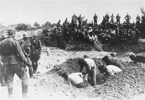 1/

A short, heartbreaking and tragic 🧵 of the reality we’re living in today. 

In World War Two, Jews were forced to dig their own graves by the Nazis. The Nazis would photograph it with pride. 

The world was silent.