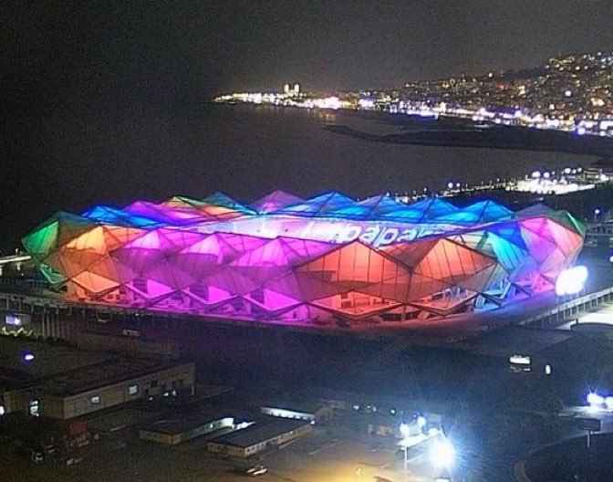 Olm bizim stadın çatısı niye transparan aw. Beyaz kaplama dolgu falan yapın şu çatıya.