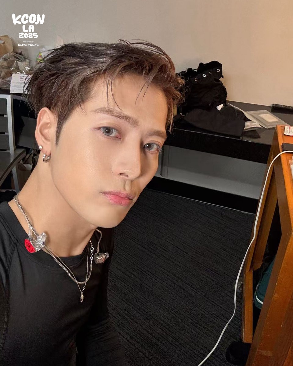 [#KCONLA2025] 📸 GREENROOM SELFIE

💚 AUG 2 (SAT)
#JACKSONWANG @jacksonwang852
Shh… this is only the beginning. Ready? 💌

-
KCON LA 2025 
AUG 1-3
Crypto.com Arena, LA Convention Center

Let's #KCON