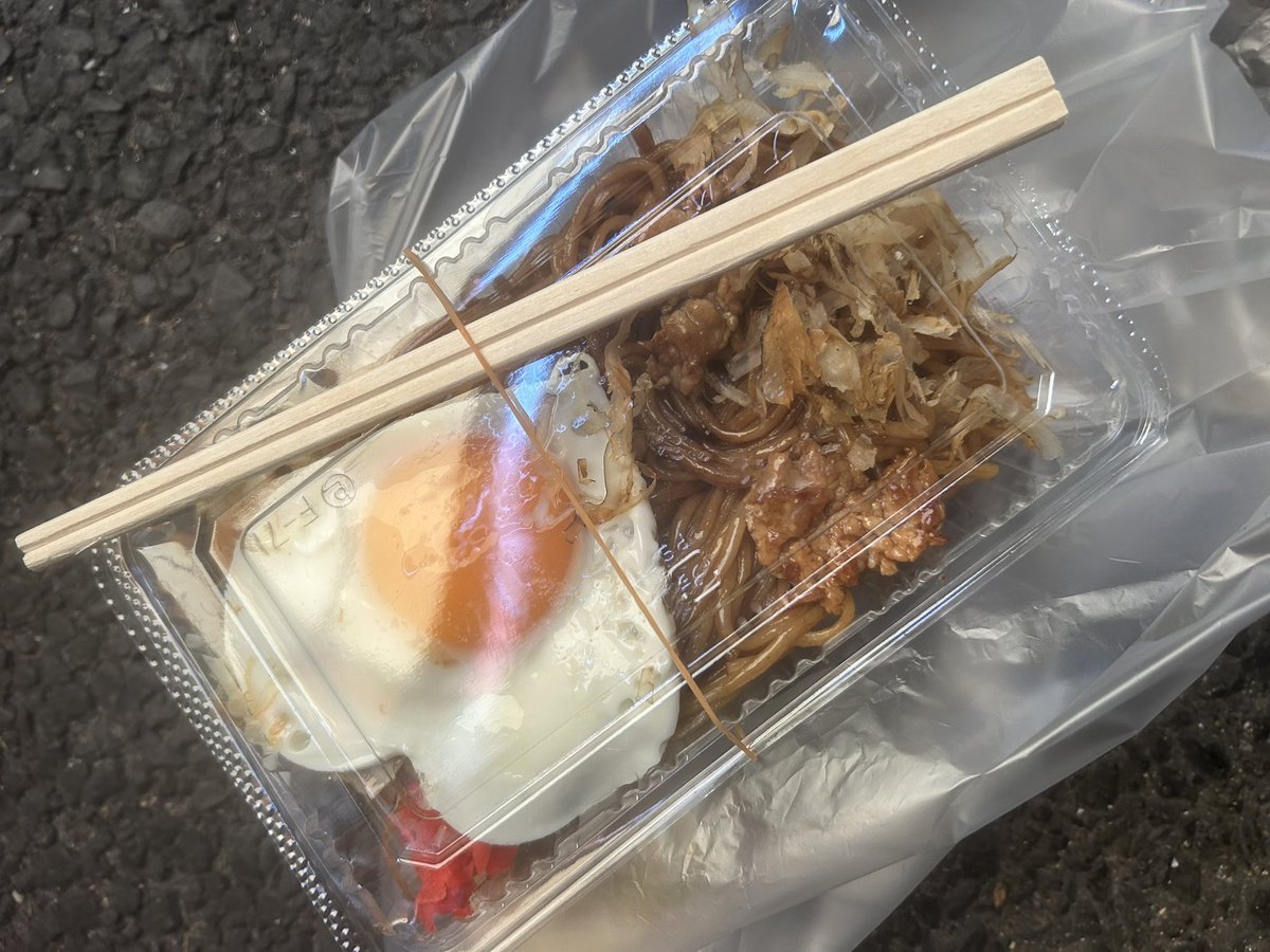 kyoyaziroo999's tweet photo. 【デブります。】
たこ焼き焼けるまでの焼きそば🐙
#polo
#KyouEn
#たこ焼き
#焼きそば
#イカ焼き https://t.co/4hyE8O0pvQ
