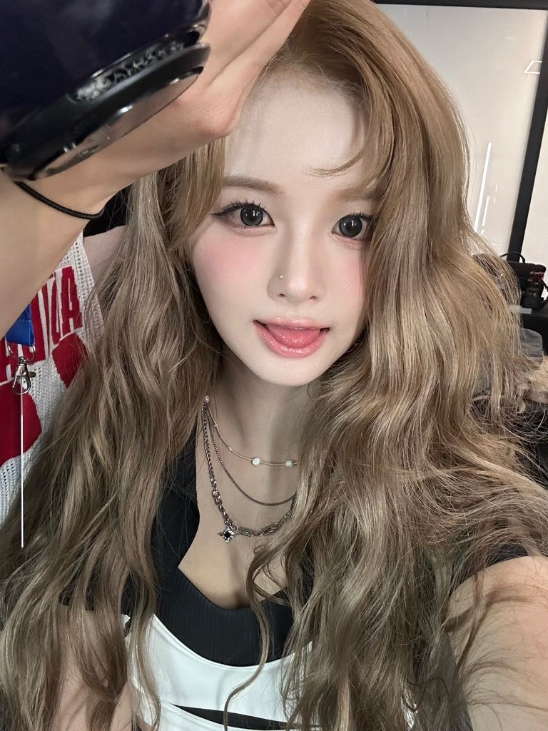 WE_NMIXX's tweet photo. 처음하는탈색머리😳

#NMIXX #엔믹스 
#설윤 #SULLYOON https://t.co/2CvlruyMFj