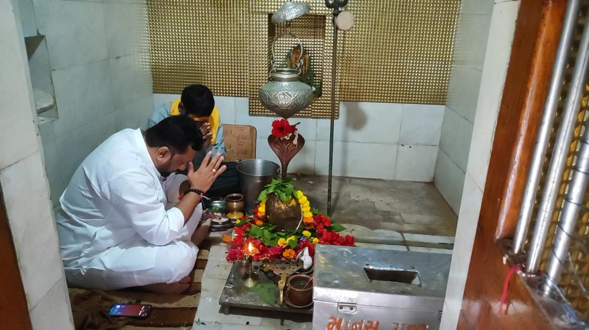 Kirit Patel (@kiritbhai_patel) on Twitter photo આજરોજ શ્રી અંબેશ્વર મહાદેવ મંદિર મુ. મોટા કાજલીયાળા તાલુકો : વંથલી મુકામે ભાજપ આગેવાન ગૌરાંગભાઈ વ્યાસ <a href="/GauranG86484576/">GauranG VyaS</a> દ્વારા આયોજિત લઘુરુદ્રી પ્રસાદી તેમજ ધૂન -સત્સંગ પ્રસંગે ઉપસ્થિત રહેલ. આજરોજ શ્રી અંબેશ્વર મહાદેવ મંદિર મુ. મોટા કાજલીયાળા તાલુકો : વંથલી મુકામે ભાજપ આગેવાન ગૌરાંગભાઈ વ્યાસ <a href="/GauranG86484576/">GauranG VyaS</a> દ્વારા આયોજિત લઘુરુદ્રી પ્રસાદી તેમજ ધૂન -સત્સંગ પ્રસંગે ઉપસ્થિત રહેલ.