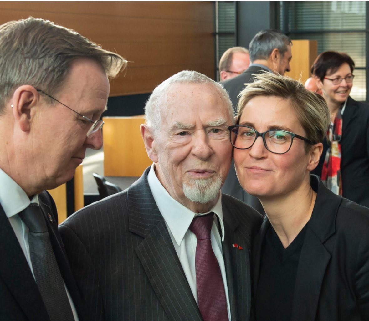 Heute würden wir Günter Pappenheim zum 100ten Geburtstag gratulieren. Möge er in Frieden ruhen, aber still werde ich heute mein Glas auf ihn erheben 🥂.
Widerstand, Knast, KZ Haft und immer ein aufrechter Mensch der fröhlich ermutigte, nicht wegzuschauen.
de.wikipedia.org/wiki/G%C3%BCnt…